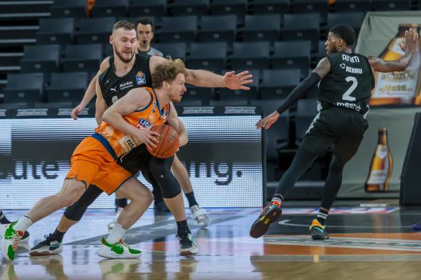 自己在中场 自己在中场